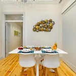 Apartment Whome Luxury In Prime Location W/ Ac, Lift & Private Patio