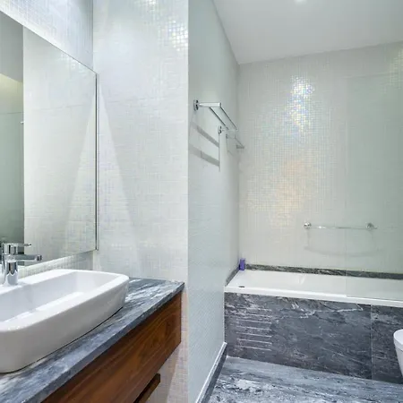 Whome Luxury In Prime Location W/ Ac, Lift & Private Patio *